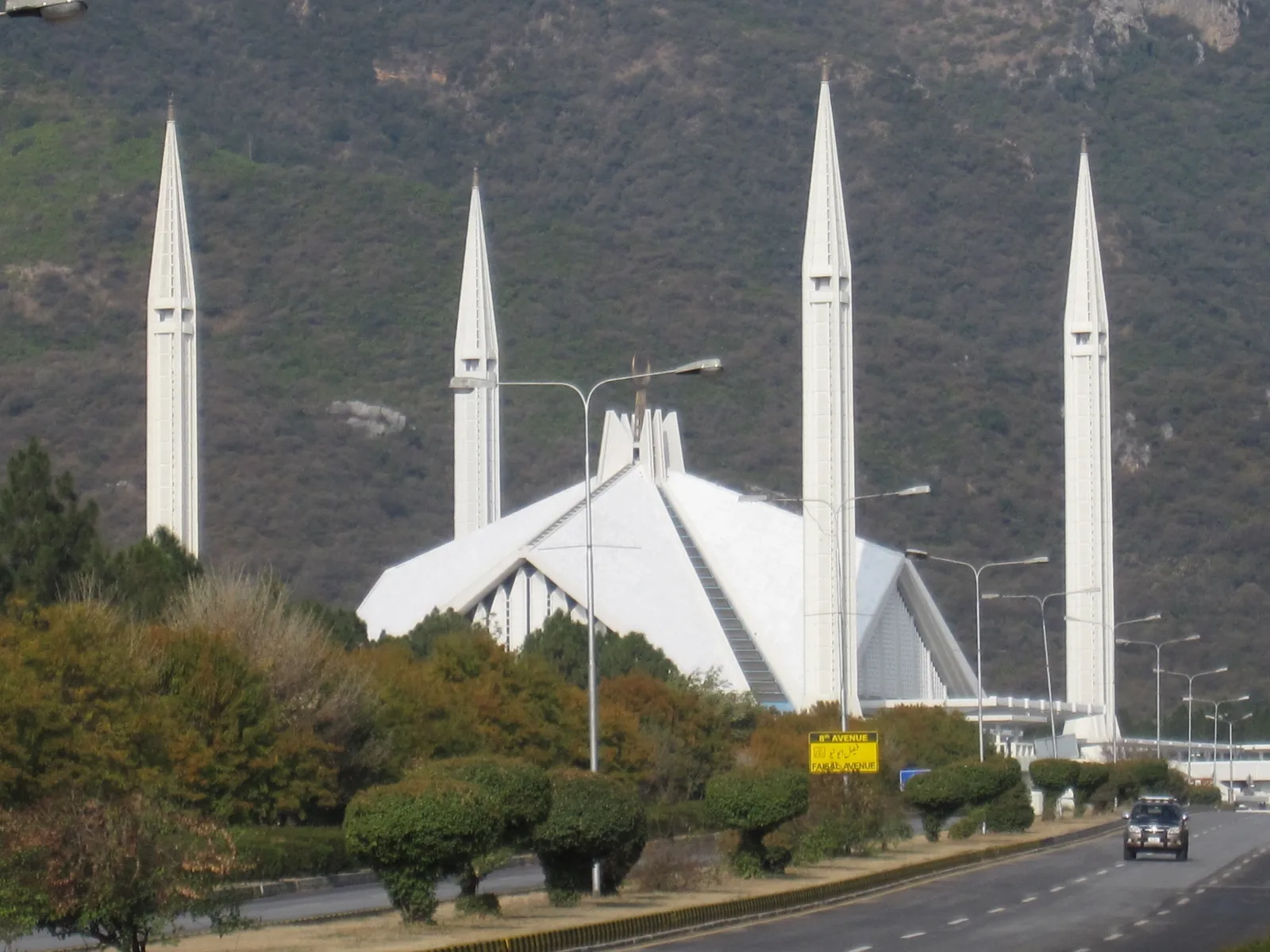 Mosquée Faisal — (Faisal Mosque) from the gate of navy