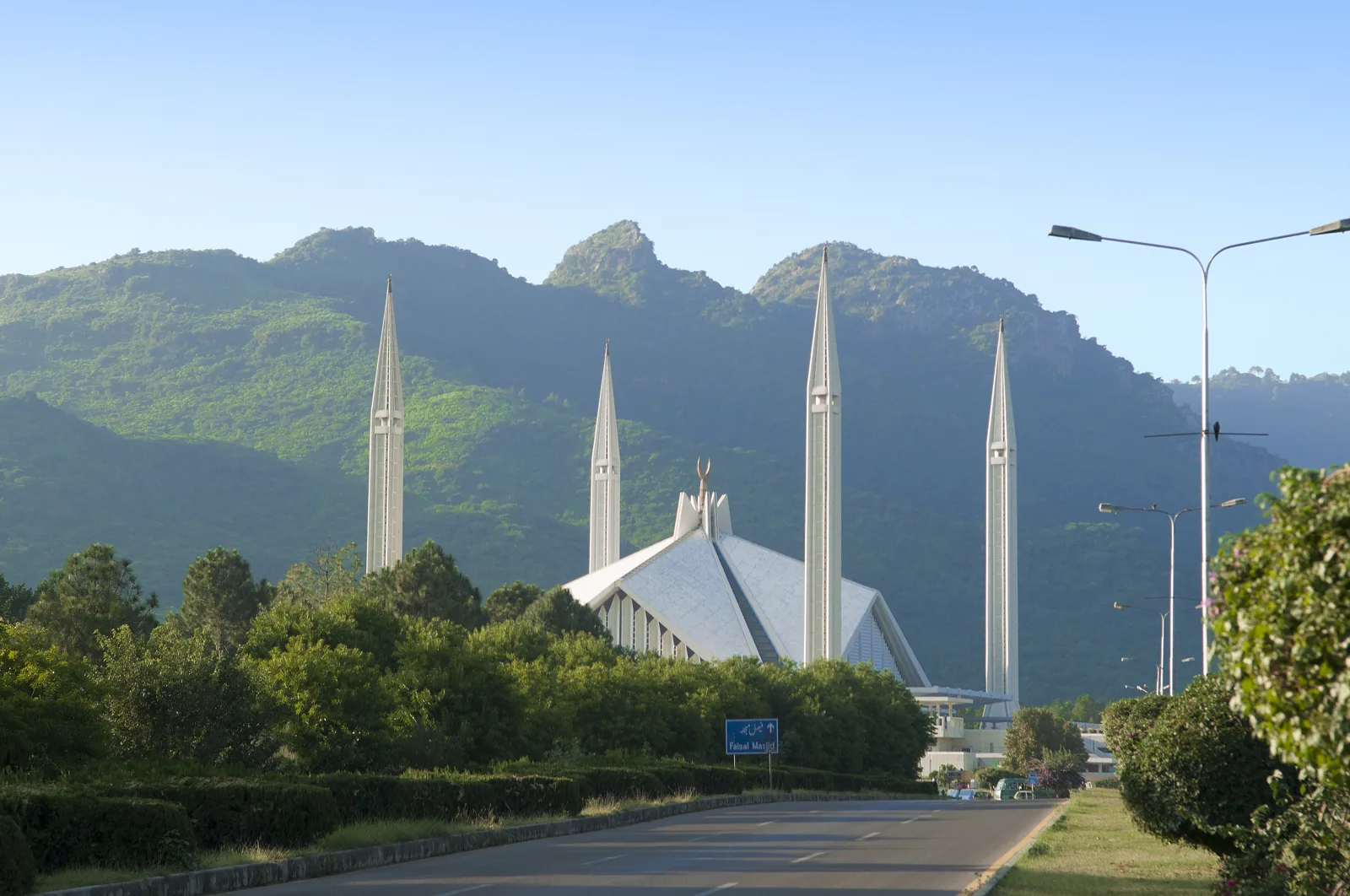 Mosquée Faisal — A portrait of Faisal Masjid by Usman Ghani