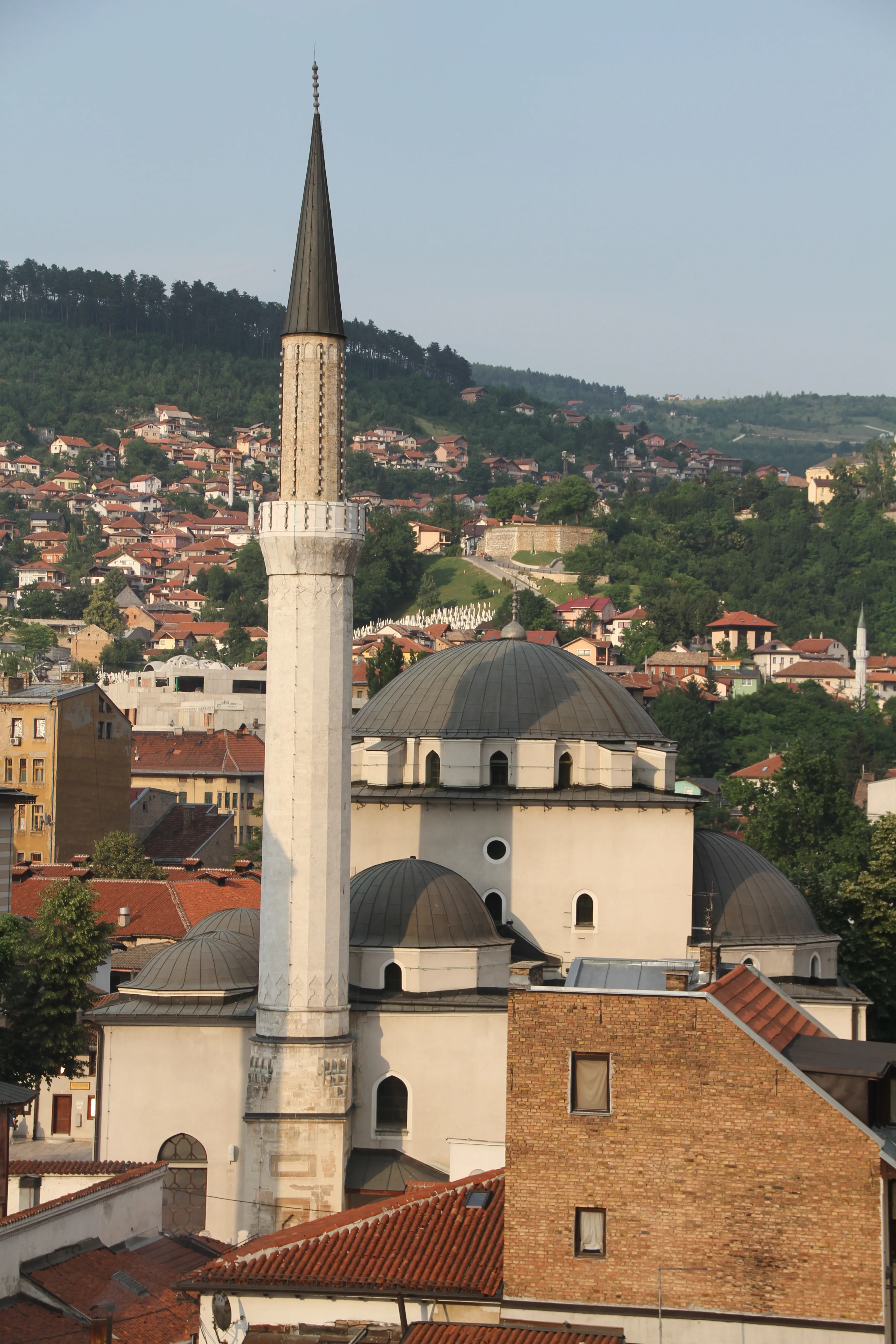 Mosquée Gazi Husrev-beg — Vue de la mosquée depuis le centre-ville de Sarajevo
