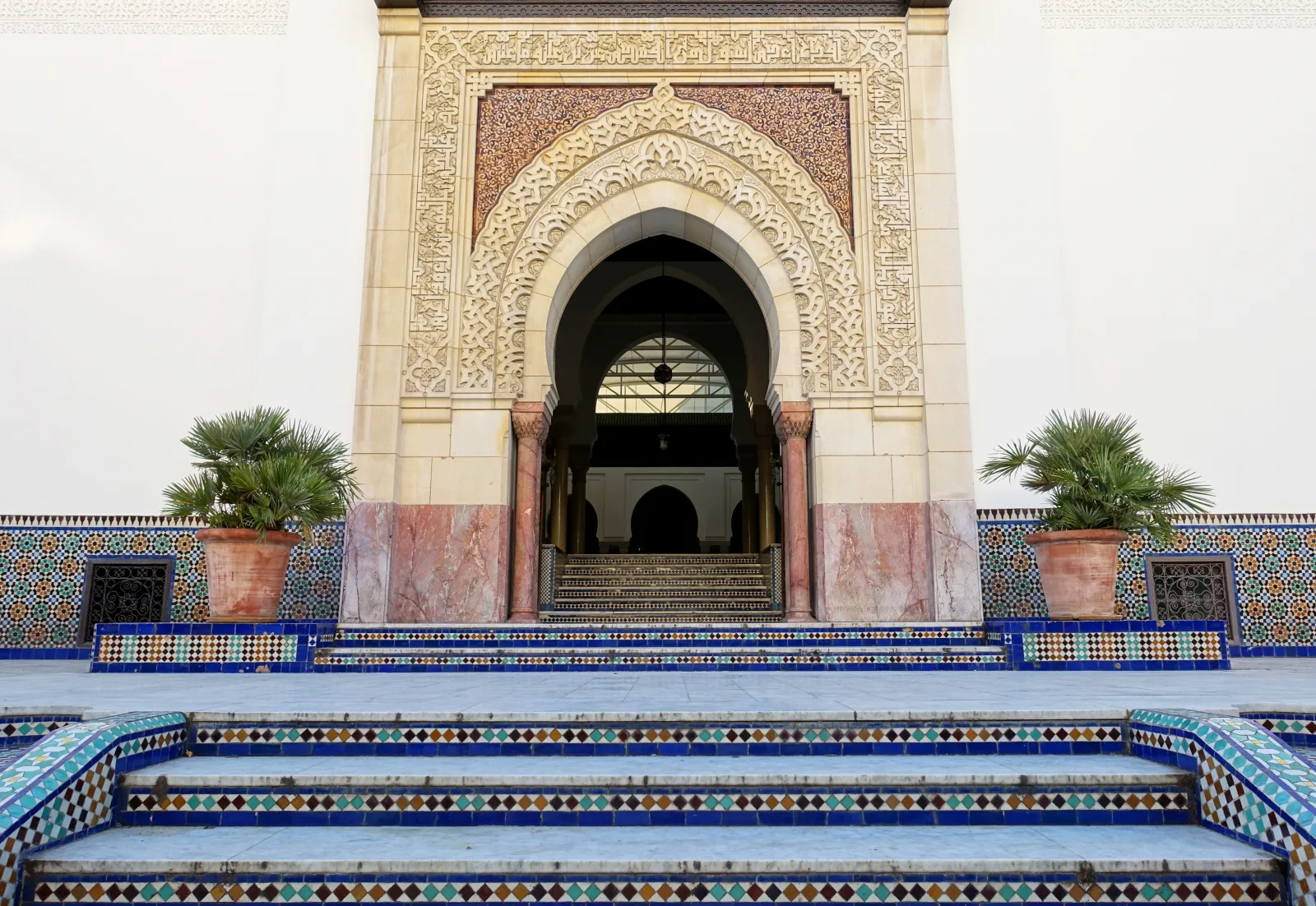Grande Mosquée de Paris — Porche d'entrée et zelliges du patio andalou