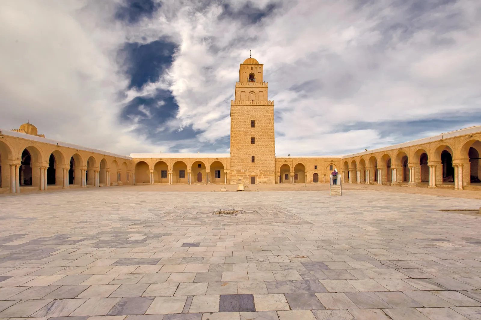 Grande Mosquée de Kairouan — Courtyard of the Great Mosque of Kairouan - cour de la Grande Mosquée de Kairouan