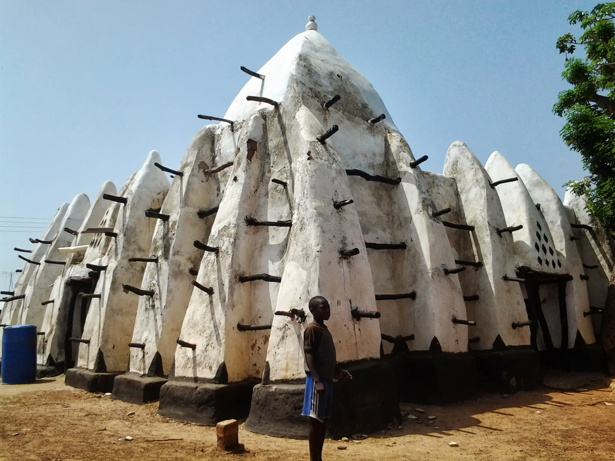Mosquée de Larabanga — Vue de côté de la mosquée de Larabanga, architecture soudano-sahélienne