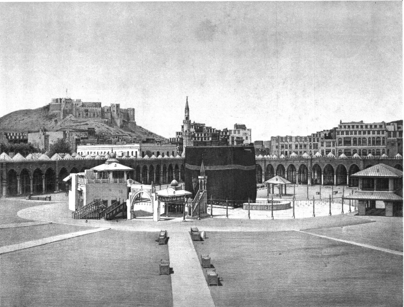 La cour de la mosquée de La Mecque photographiée en 1889, avec ses édicules