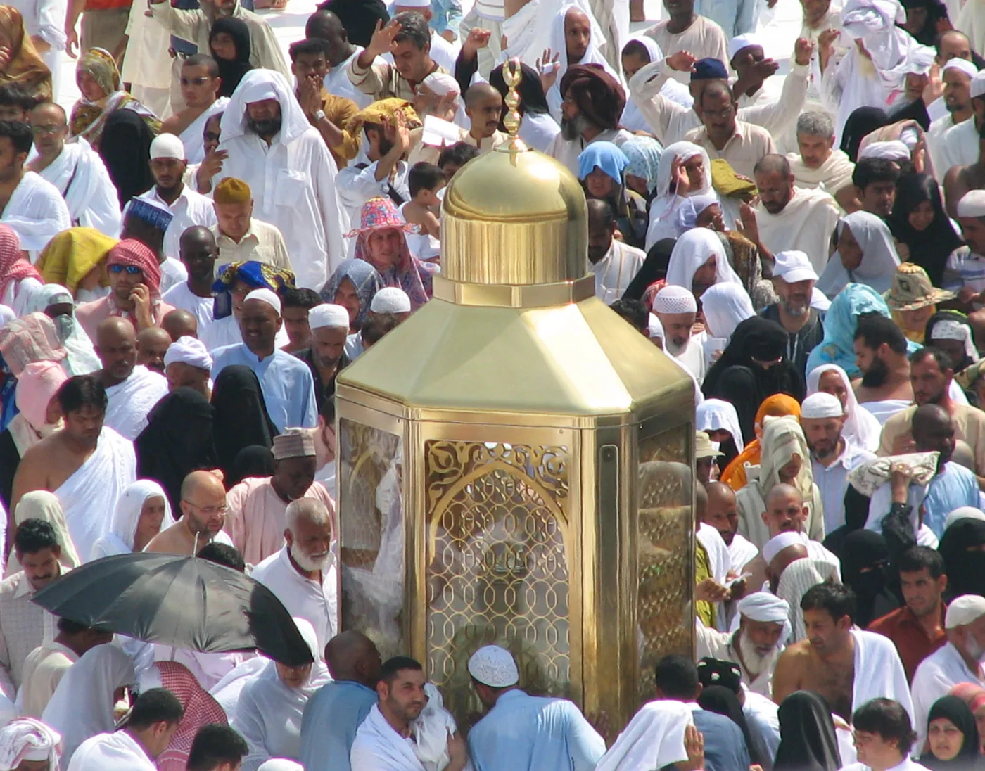 Le maqam d'Ibrahim (paix sur lui) sous son couvercle, entouré de pèlerins