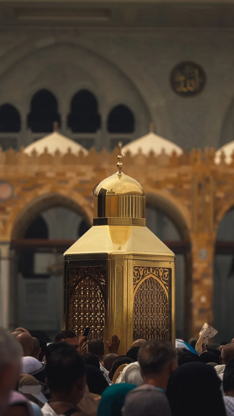Des pèlerins rassemblés autour du maqam d'Ibrahim (paix sur lui)