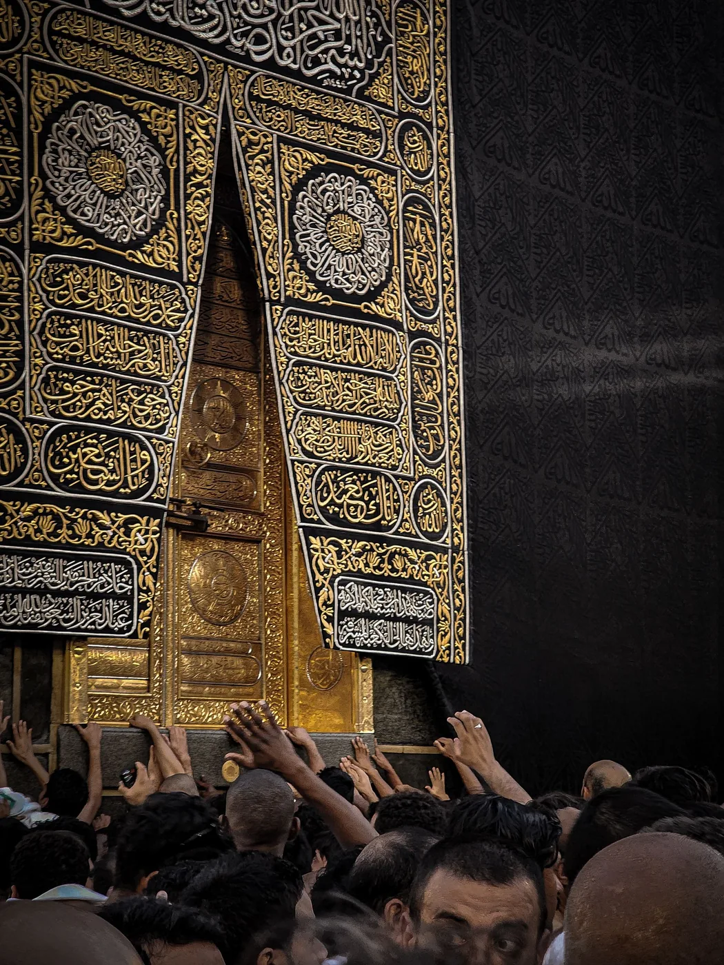 La porte de la Kaaba, que le maqam regarde
