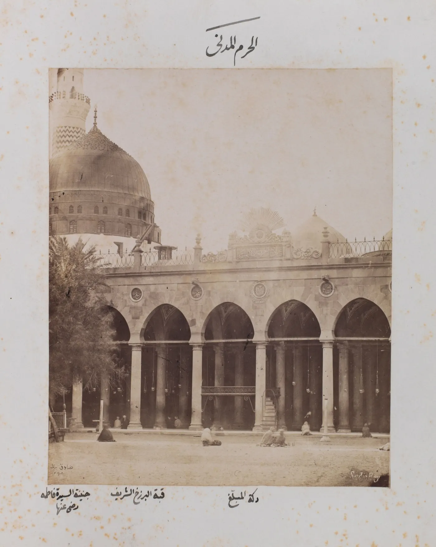 Un portique du sanctuaire photographié au XIXe siècle