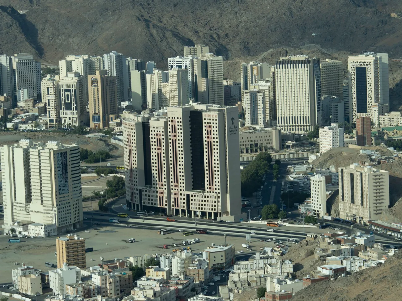 La ville et les reliefs