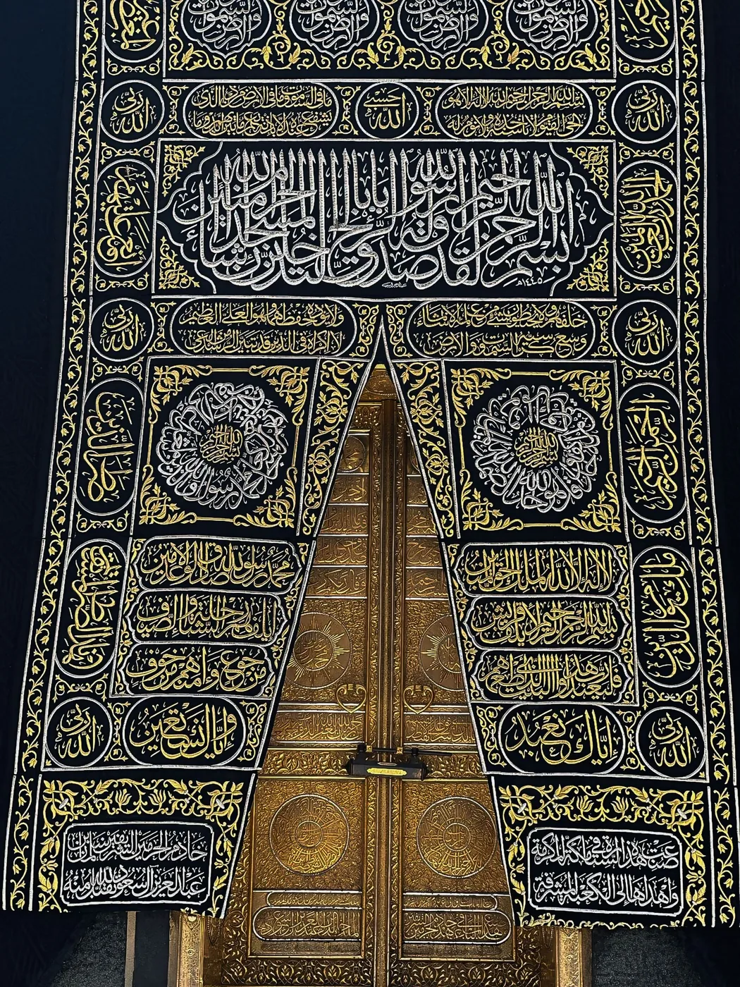 Le rideau de la porte de la Kaaba, brodé d'or