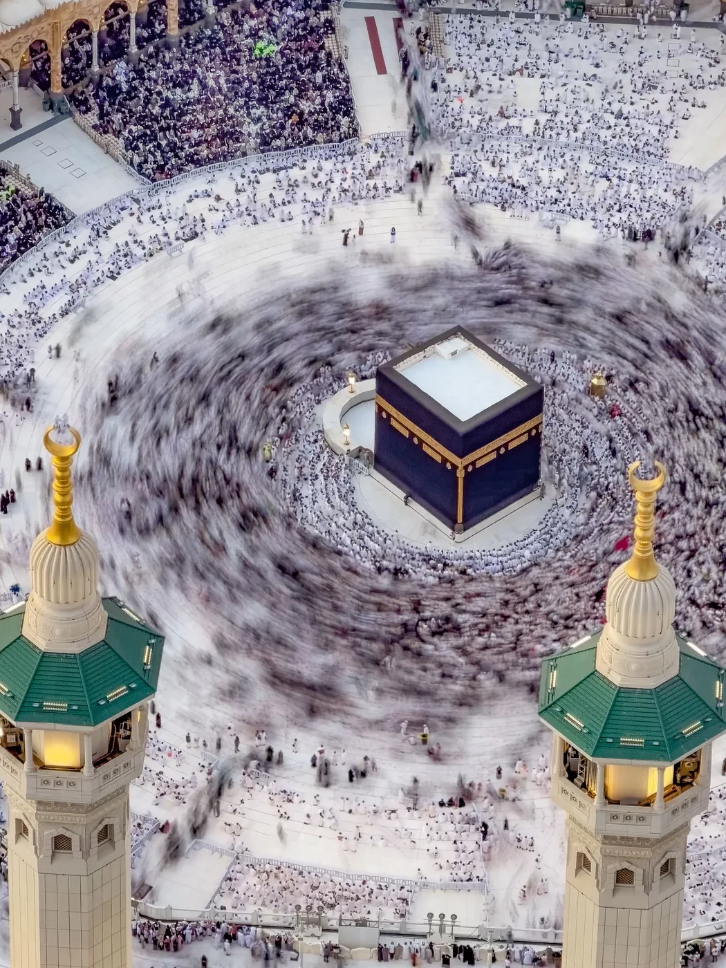 Le tour vu à la verticale, la foule répartie autour de la Kaaba