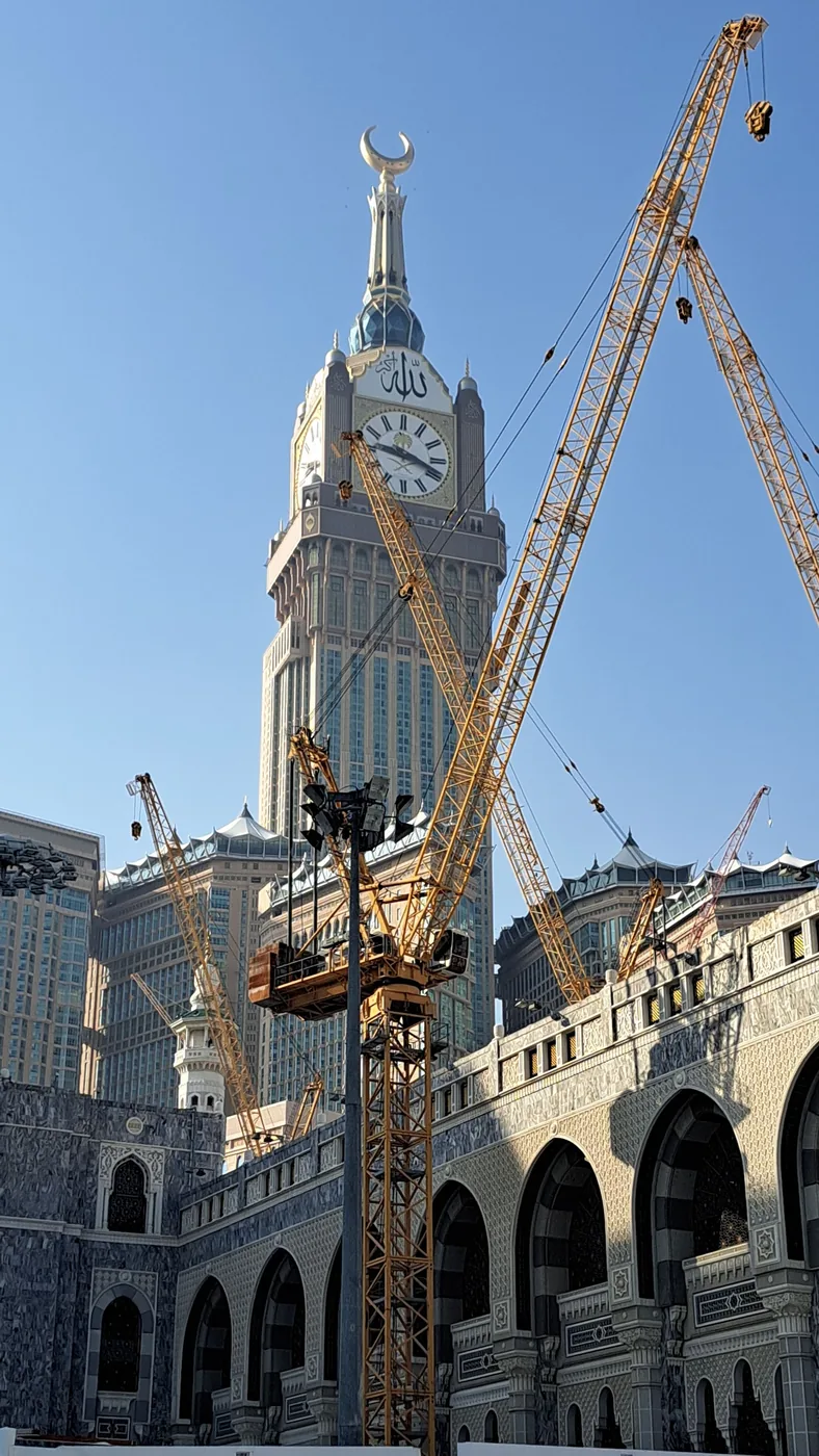 Des grues dressées au-dessus du sanctuaire