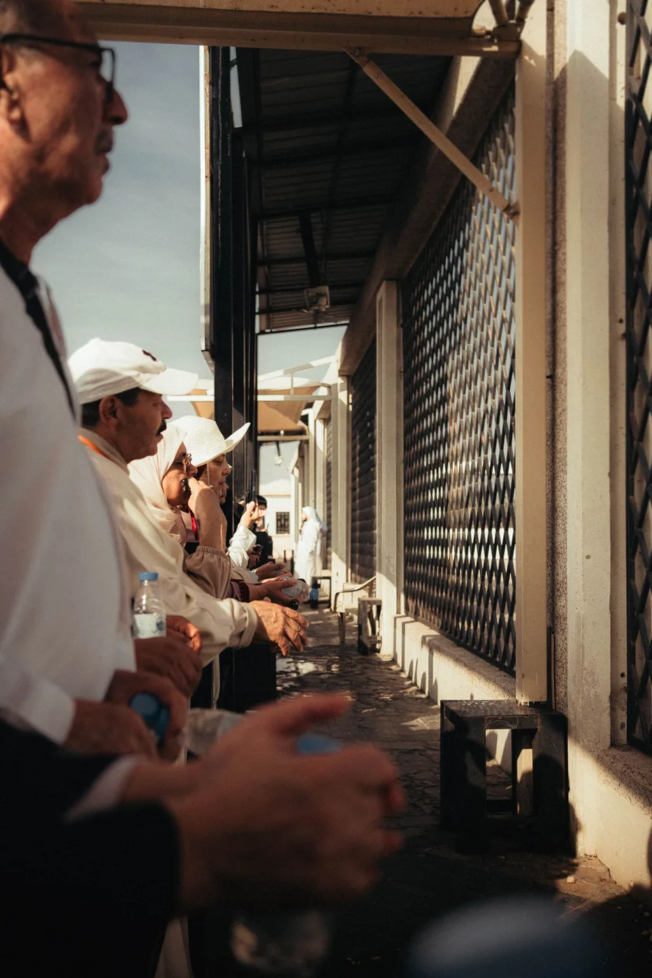 Des pèlerins buvant aux distributeurs d'eau de Zamzam