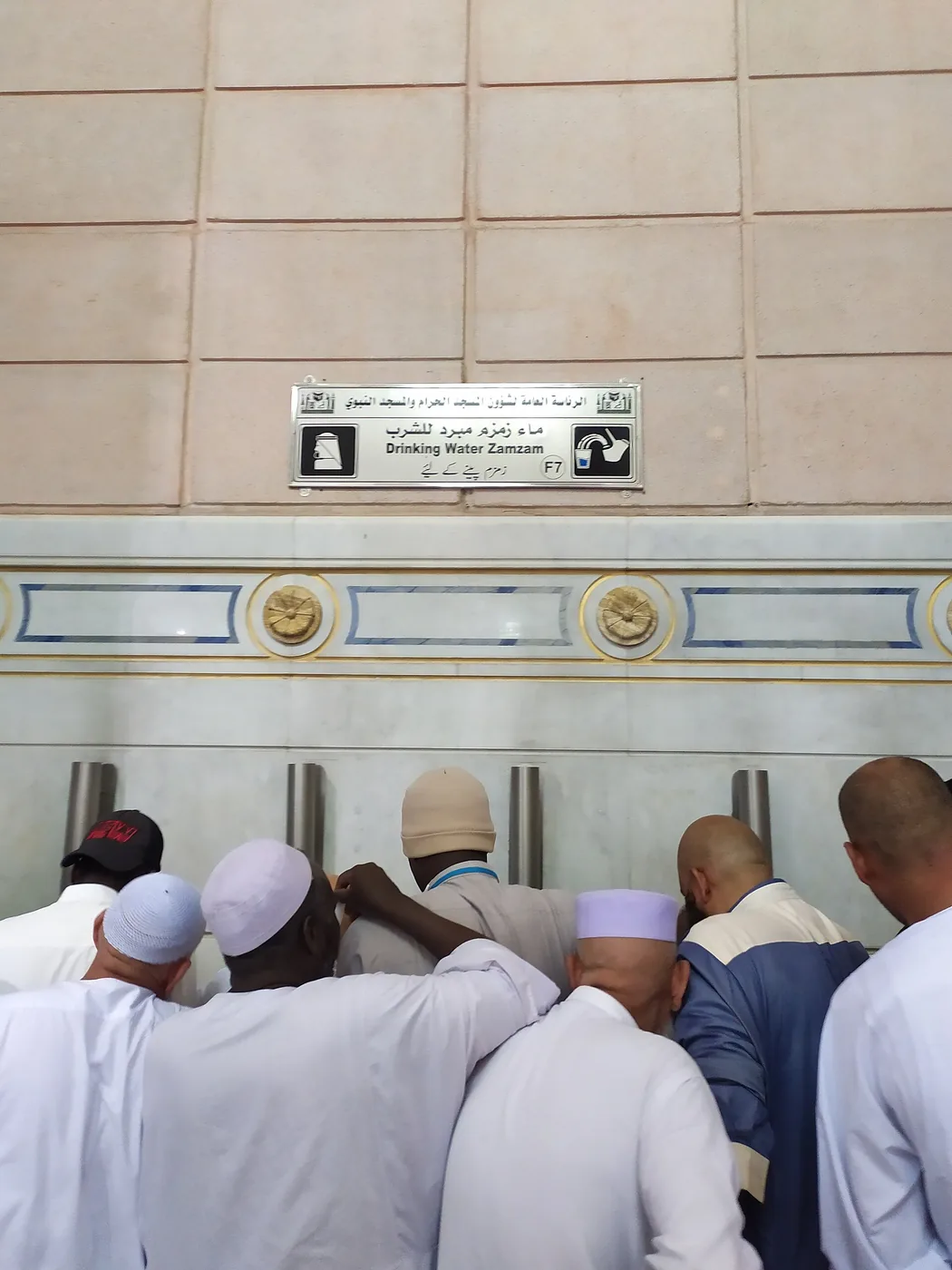 Une fontaine d'eau de Zamzam dans la mosquée