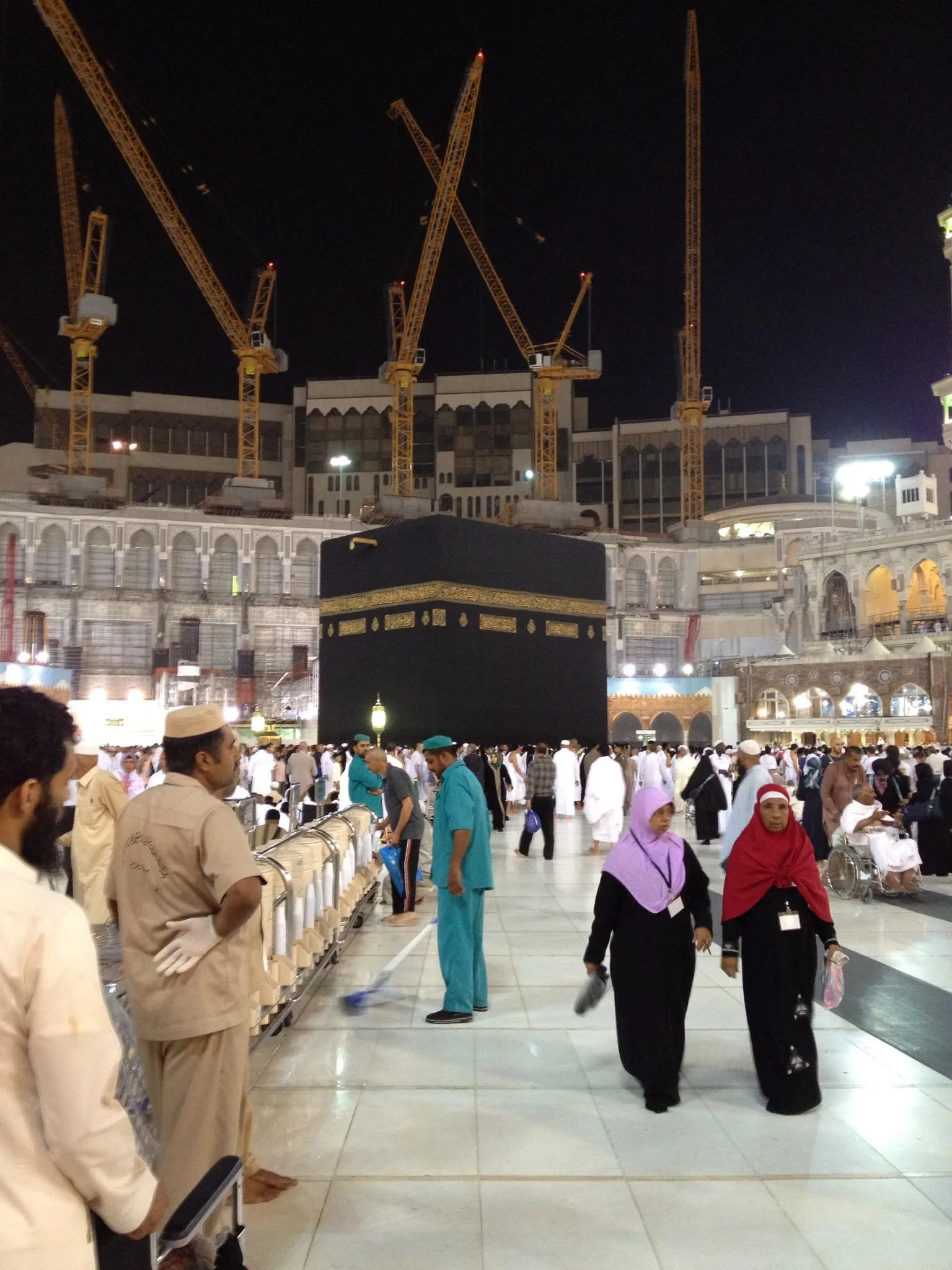 Masjid al-Haram — Travaux d'agrandissement autour de la Kaaba en 2013, avec grues visibles