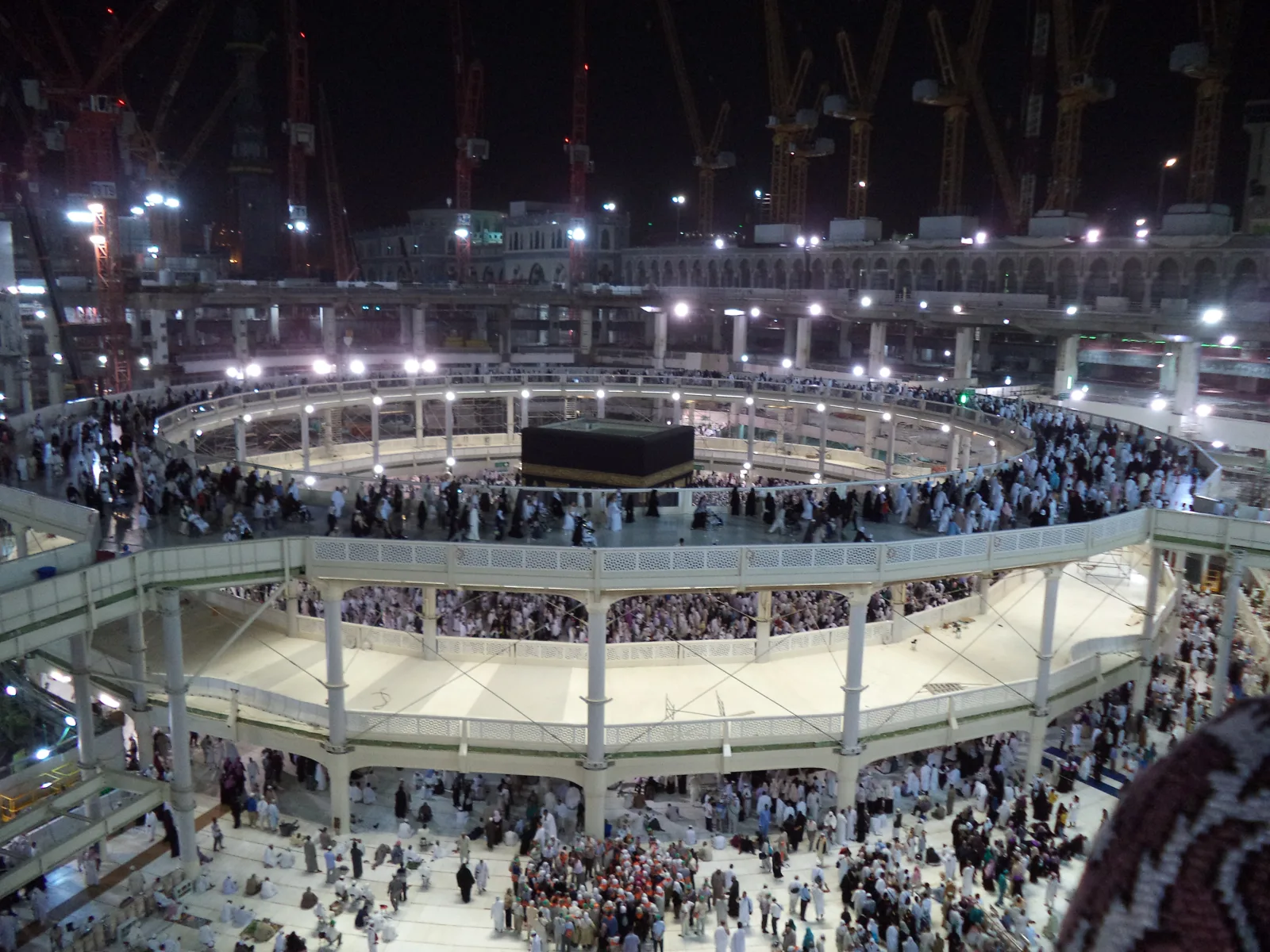 Masjid al-Haram — Vue de la cour du Masjid al-Haram avec pèlerins de loin