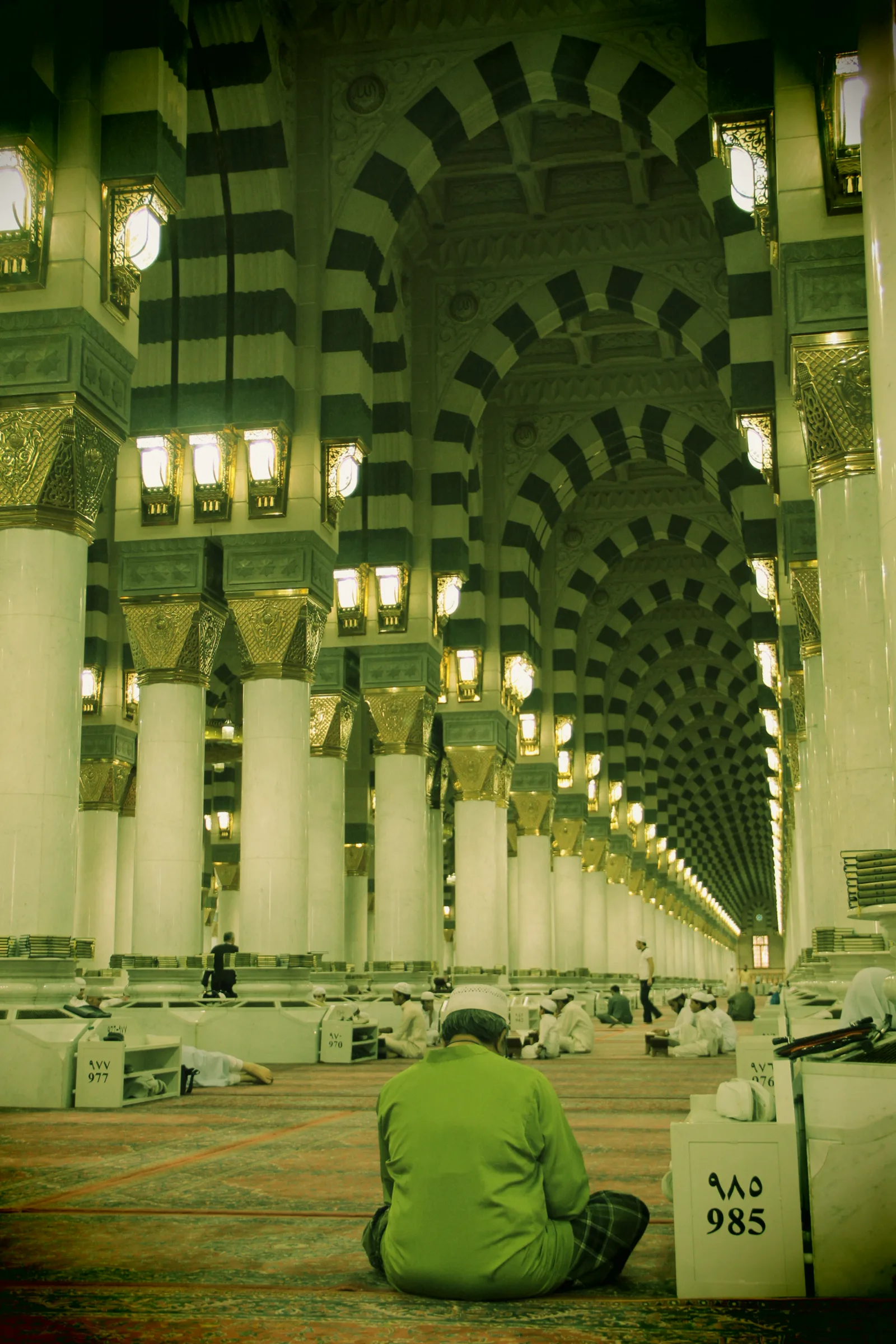 Masjid an-Nabawi — Cour intérieure avec les parasols géants déployés