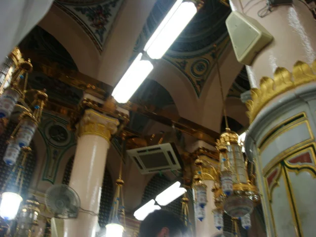 Masjid an-Nabawi — Intérieur de la mosquée, vue sur les colonnes du Rawda