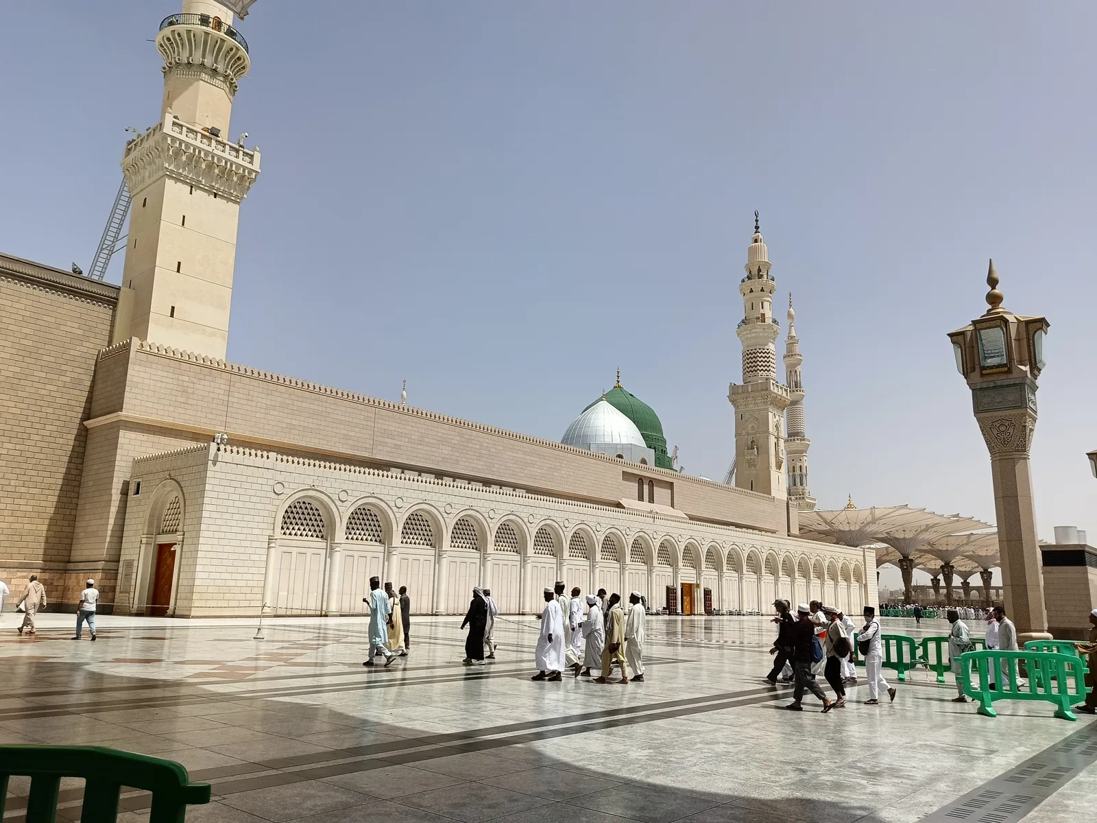 Masjid an-Nabawi — Foule de fidèles vue de loin pendant le Ramadan