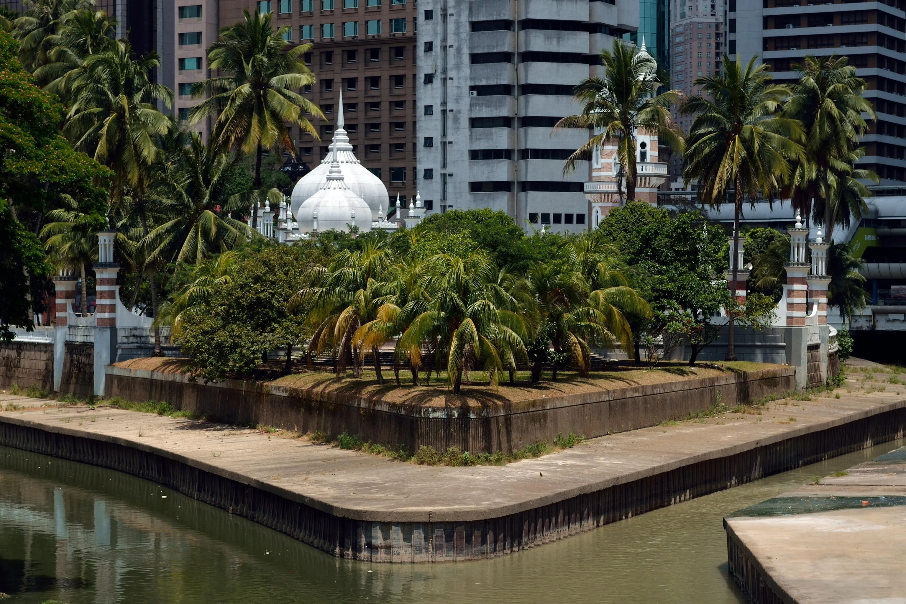 Masjid Jamek — Vue de la Masjid Jamek depuis la rivière Klang