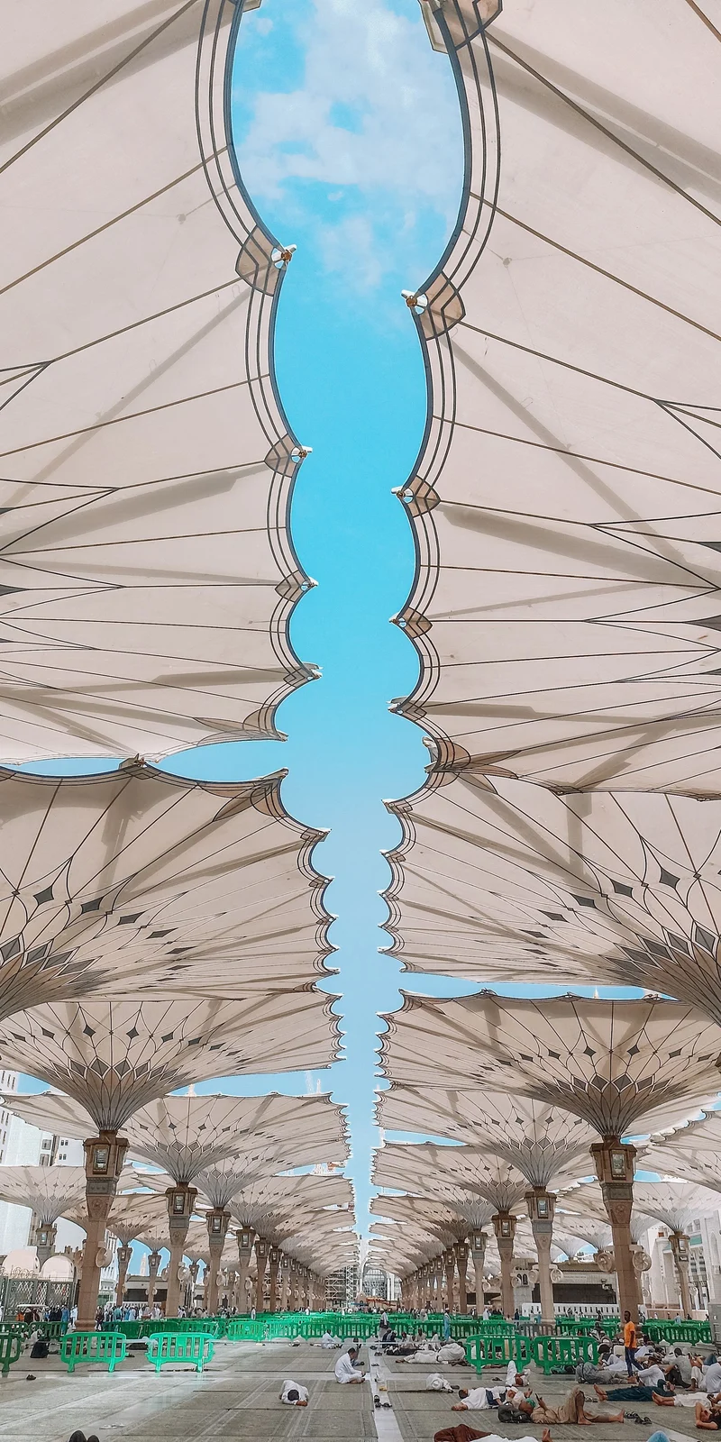 Les parasols de l'esplanade, à Médine