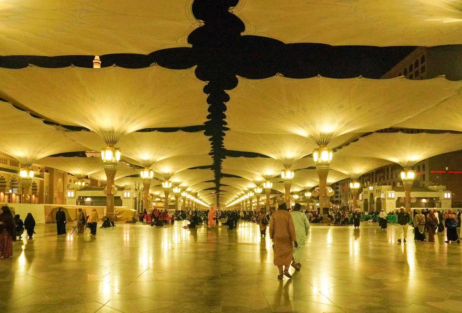 Sous les parasols, à Médine