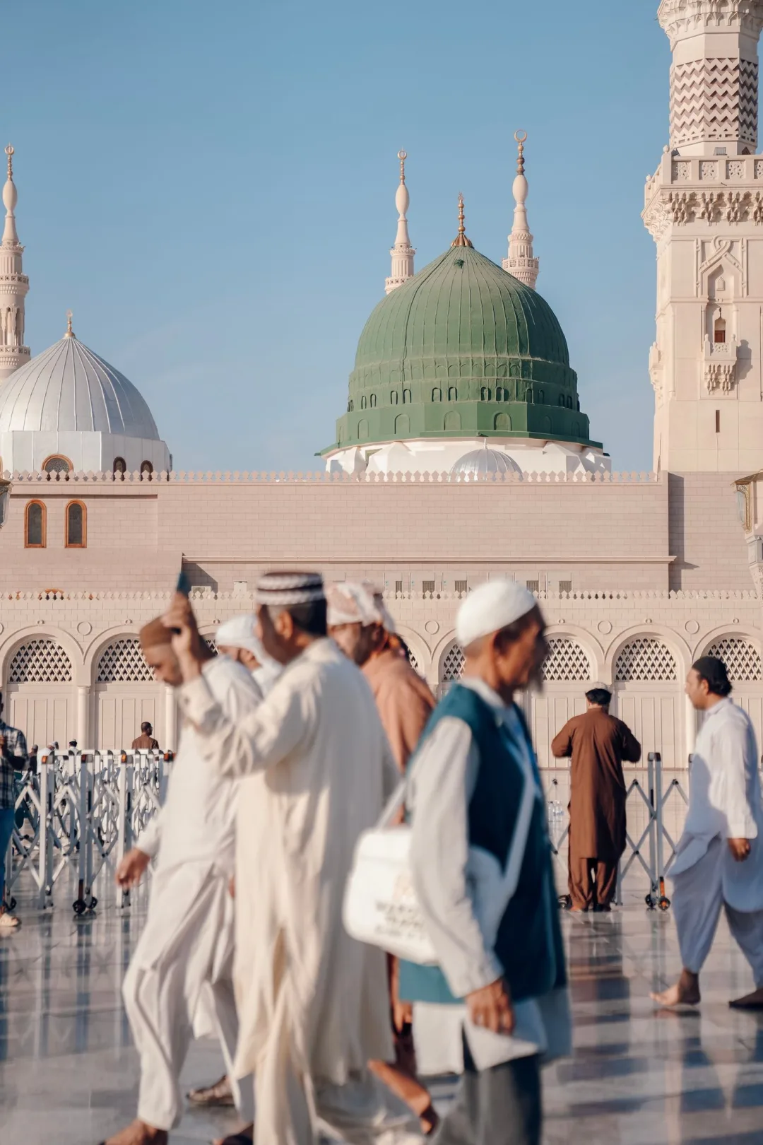 Les visiteurs devant la mosquée du Prophète