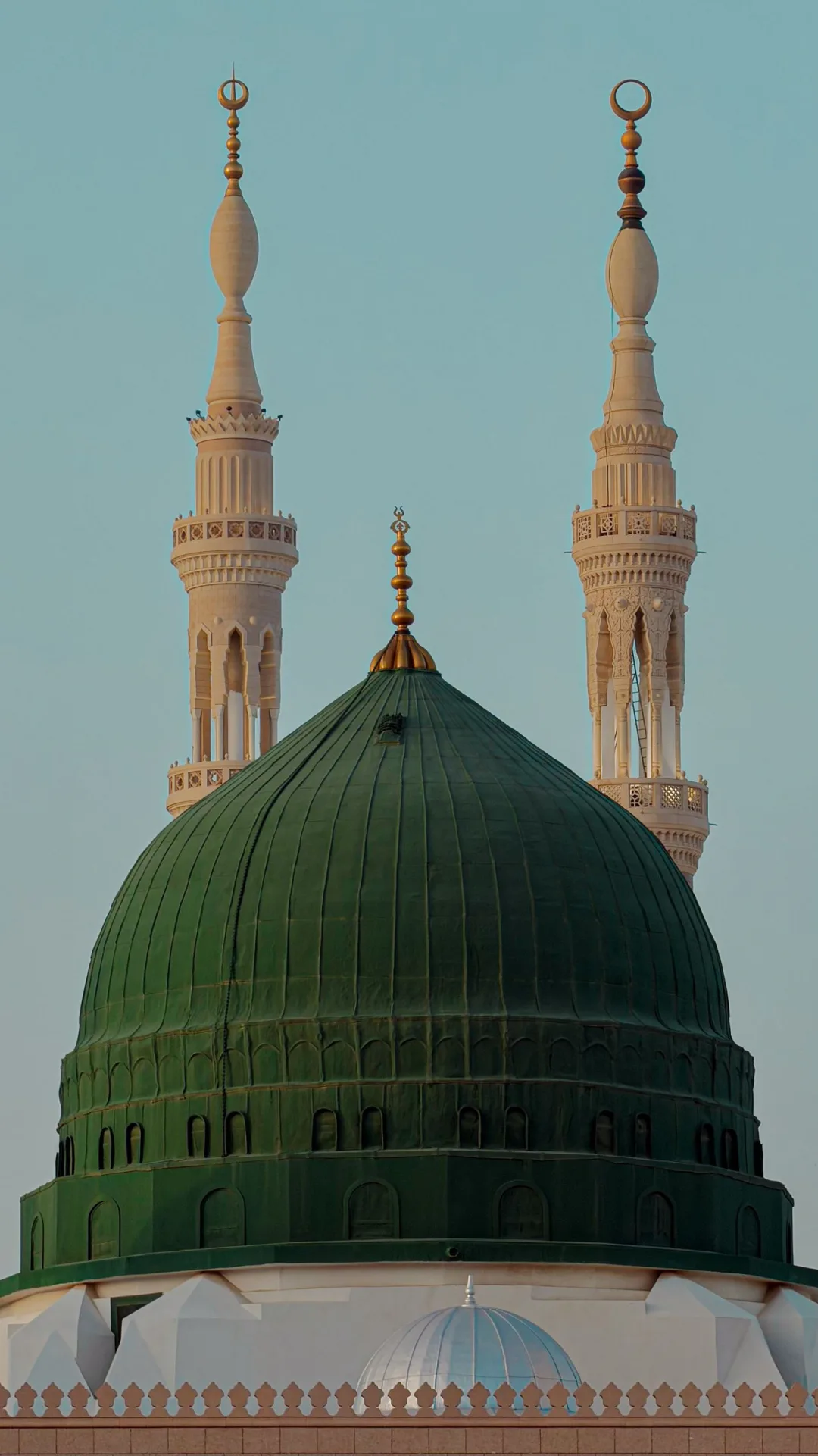 La coupole verte entre deux minarets