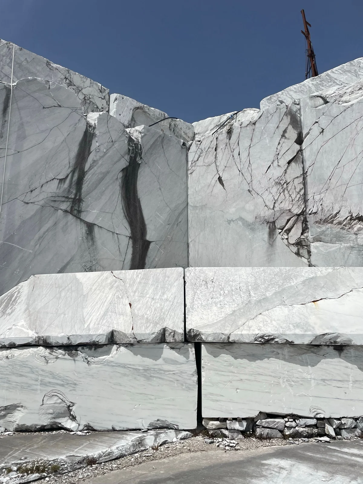 Des blocs de marbre blanc en carrière