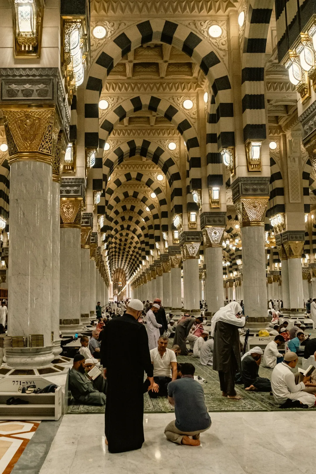 Des fidèles assis dans la mosquée
