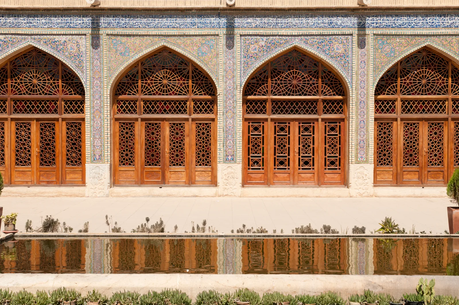 Mosquée Nasir al-Mulk — 2018-09-22 Iran, Shiraz, Nasir al-Mulk Mosque (winter prayer hall, from the outside)