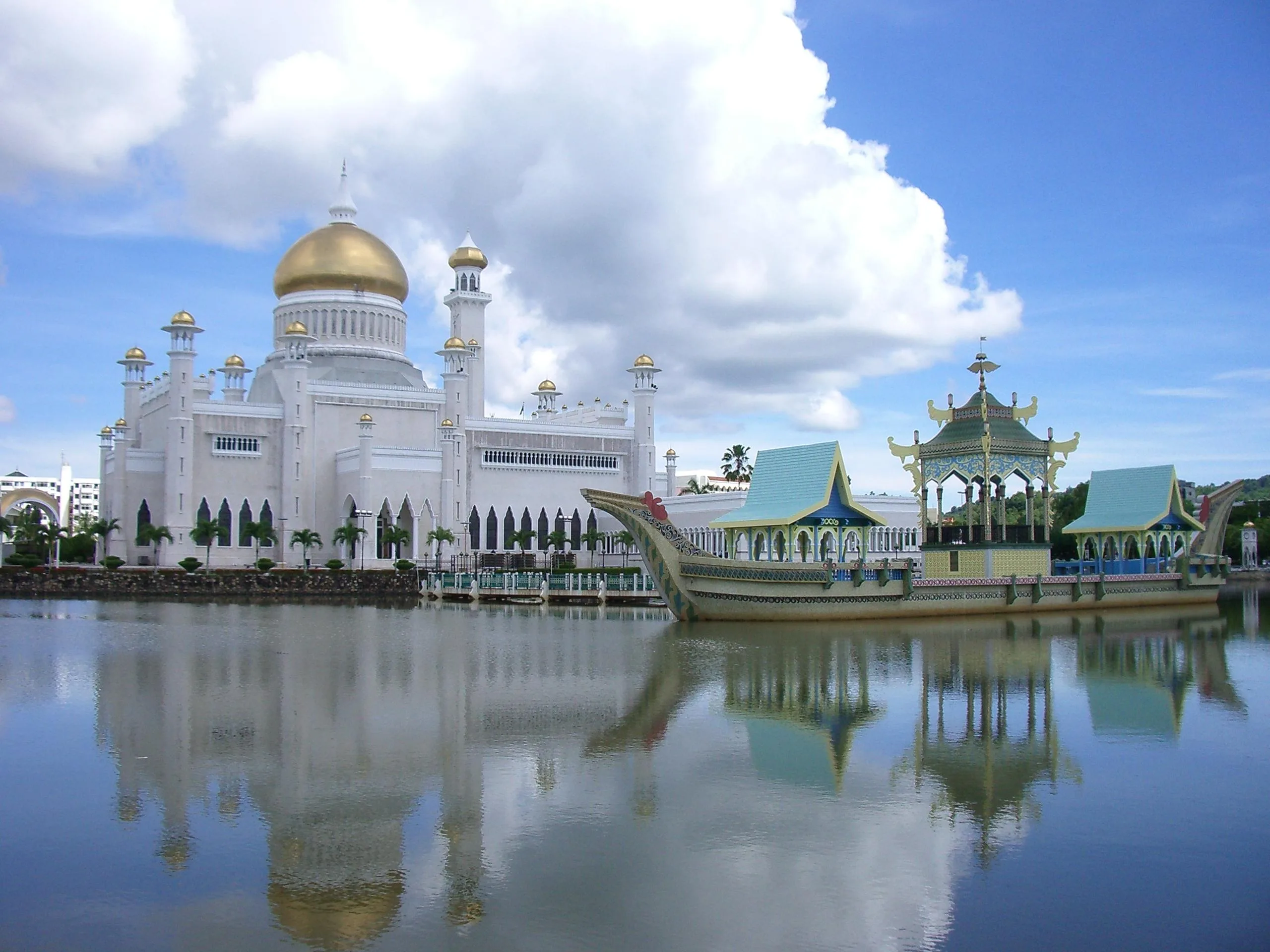 Mosquée Omar Ali Saifuddien — Vue de la mosquée dans la ville de Bandar Seri Begawan