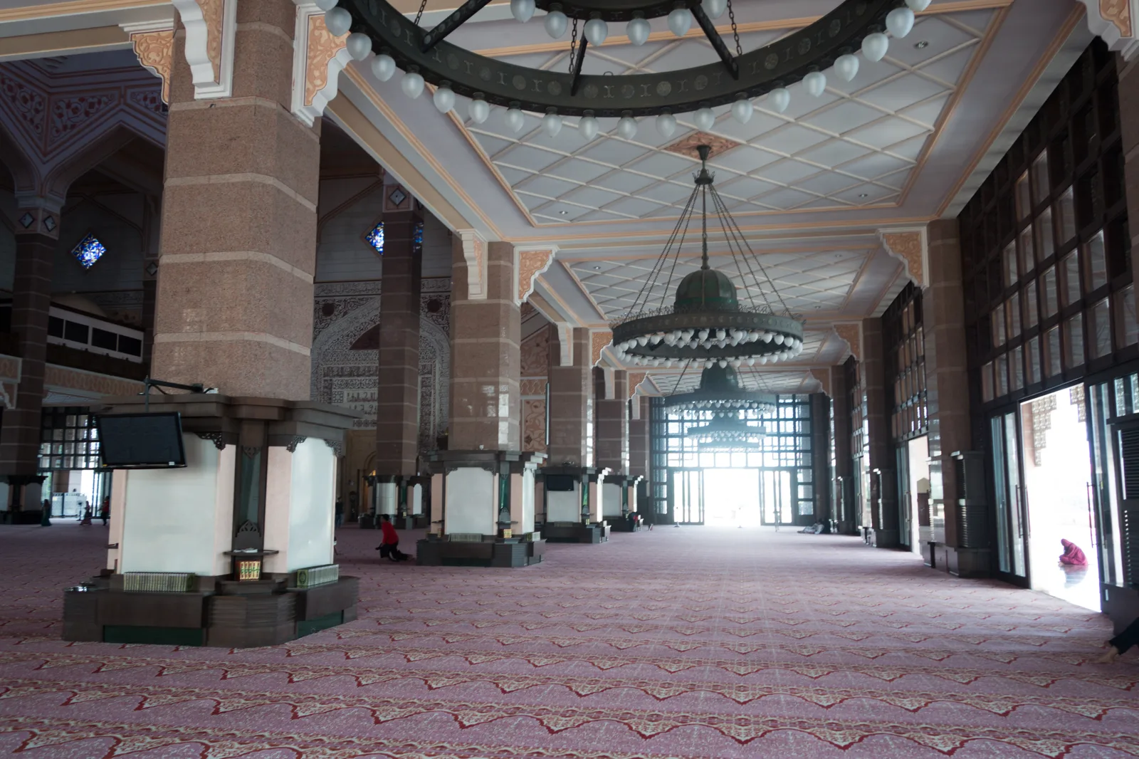 Mosquée Putra — Espace d'accueil (hall de réception) de la mosquée