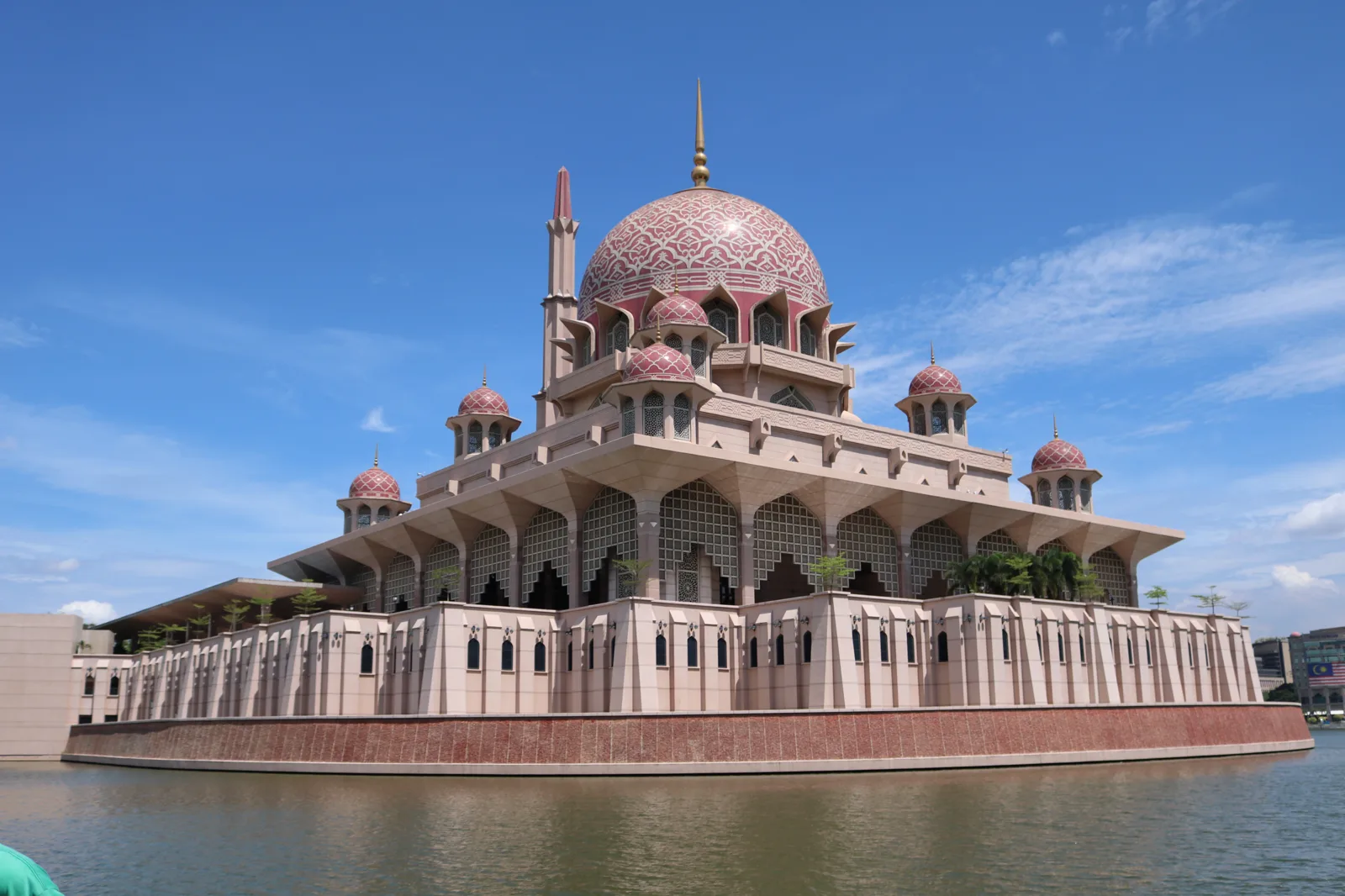 Mosquée Putra — Vue extérieure de la mosquée Putra et de son dôme rose