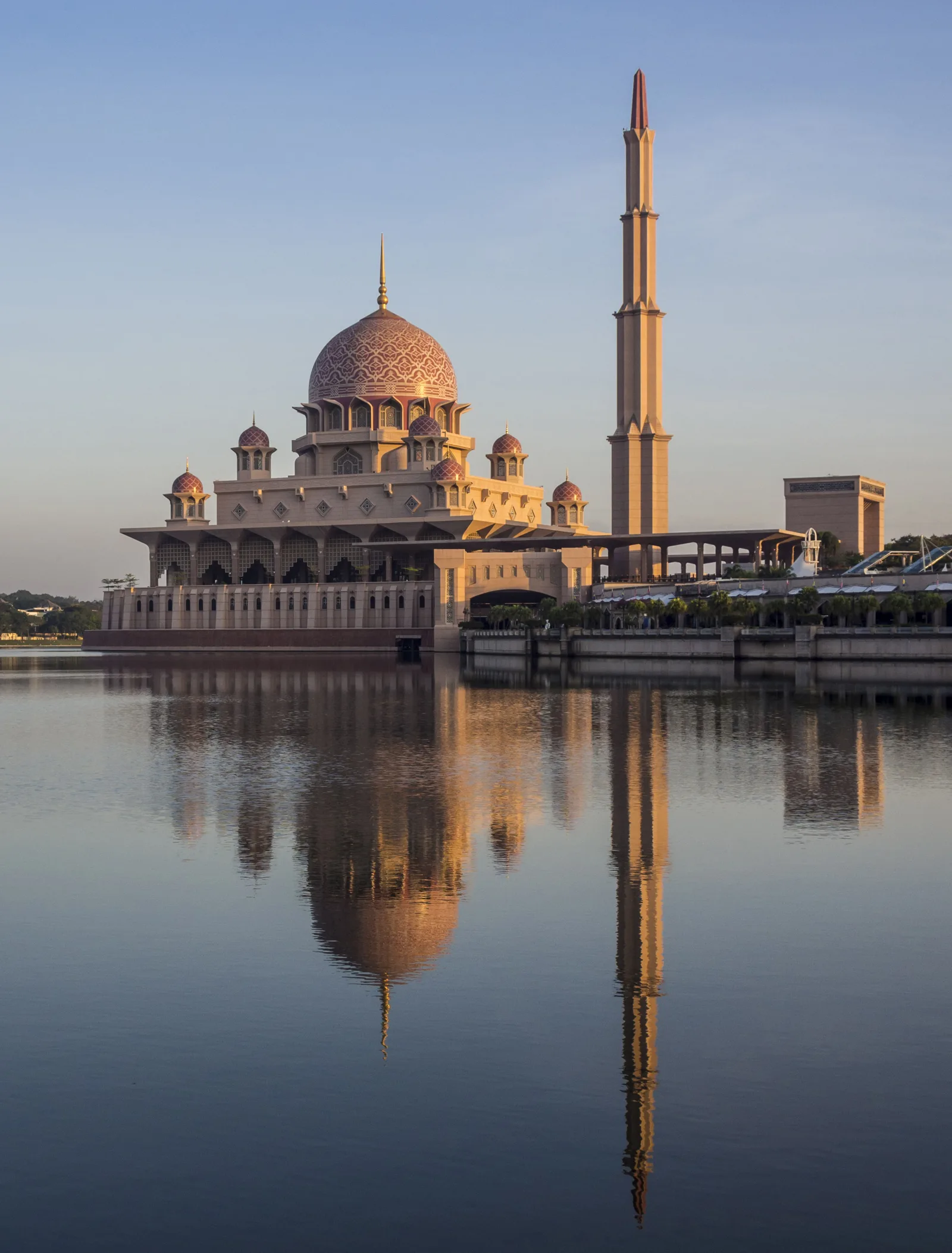 Mosquée Putra — Reflet de la mosquée dans le lac de Putrajaya