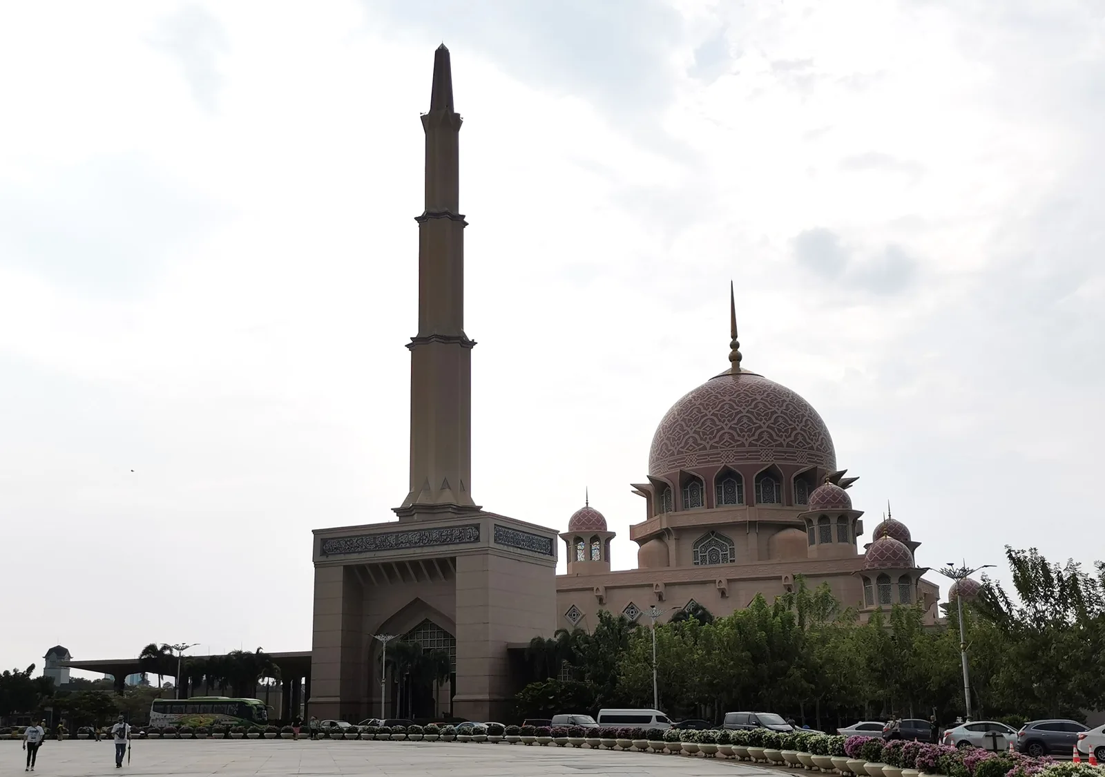 Mosquée Putra — Vue de nuit de la mosquée illuminée