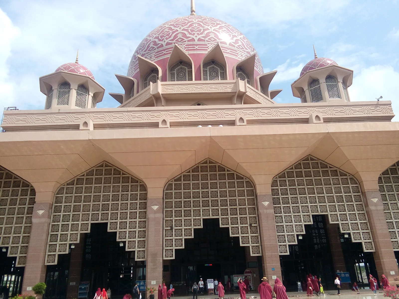 Mosquée Putra — Vue générale de la mosquée et de sa cour