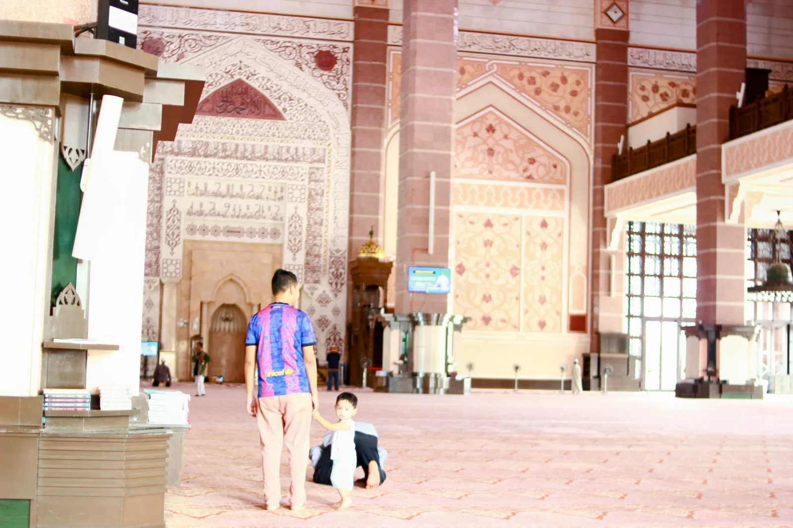 Mosquée Putra — Vue intérieure de la mosquée, détails architecturaux
