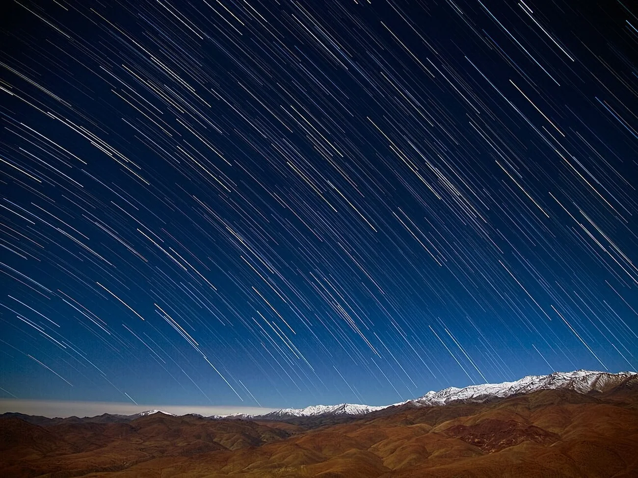 Filés d'étoiles au-dessus de l'horizon