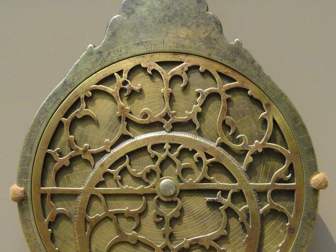 Le cadran gravé d'un astrolabe