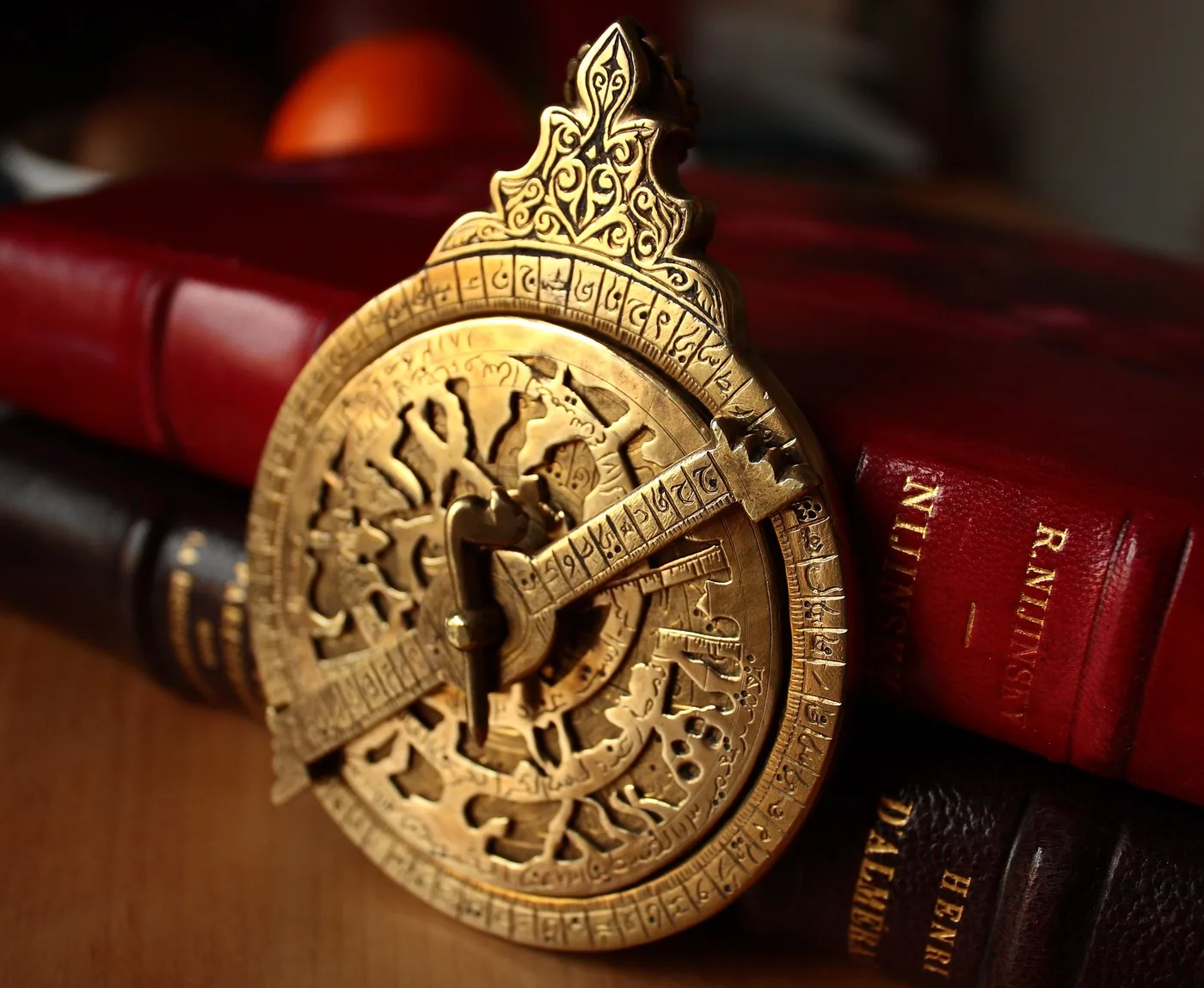 Astrolabe posé sur des ouvrages