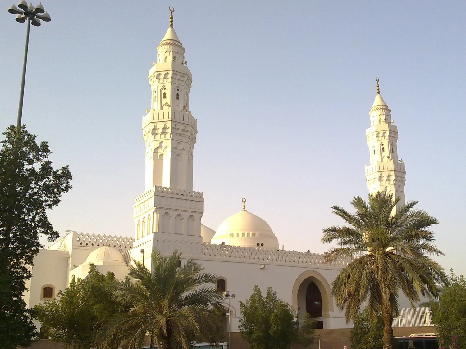 Les deux coupoles de la mosquée vues de loin