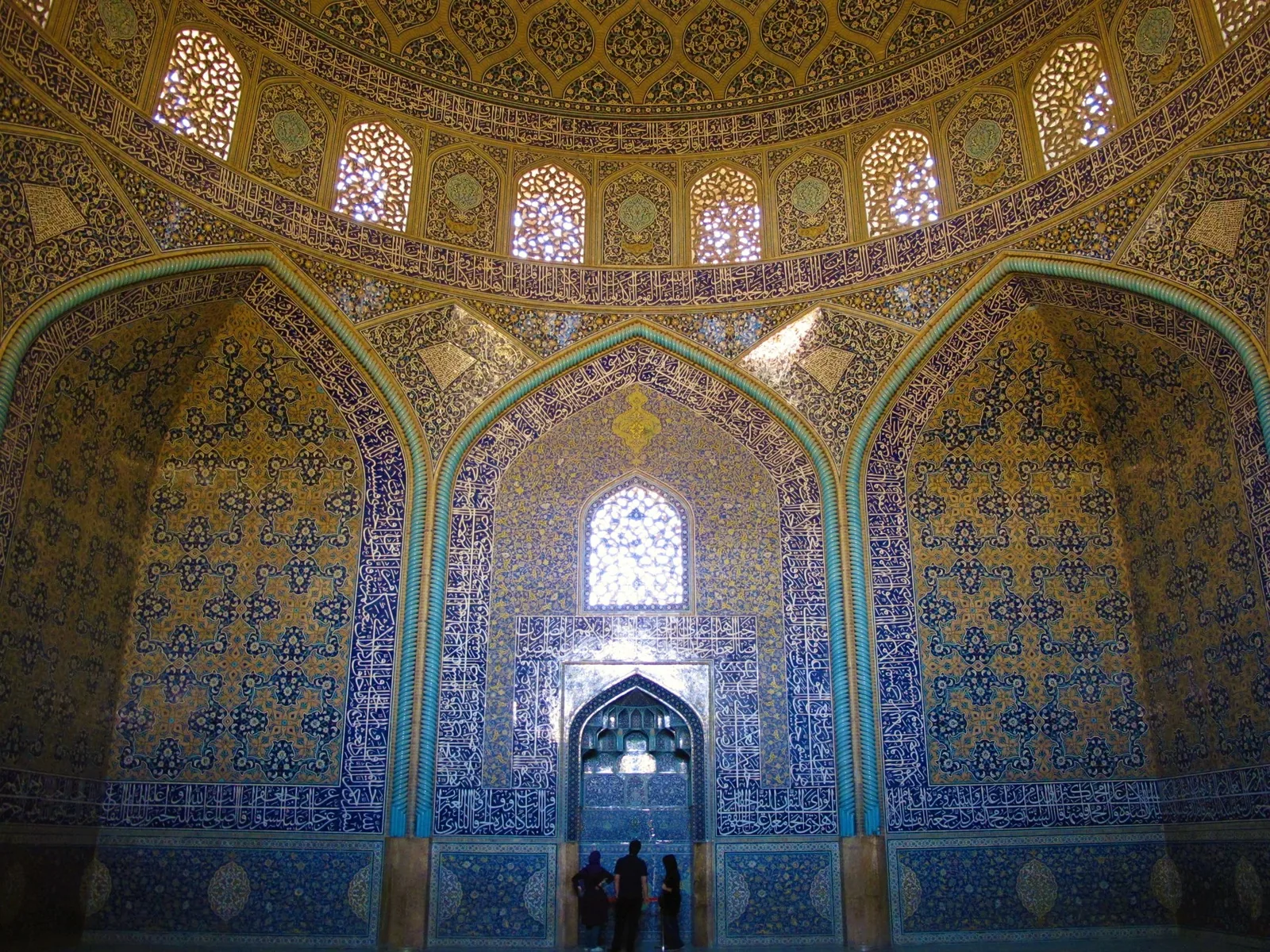 L'intérieur et le mihrab à Ispahan