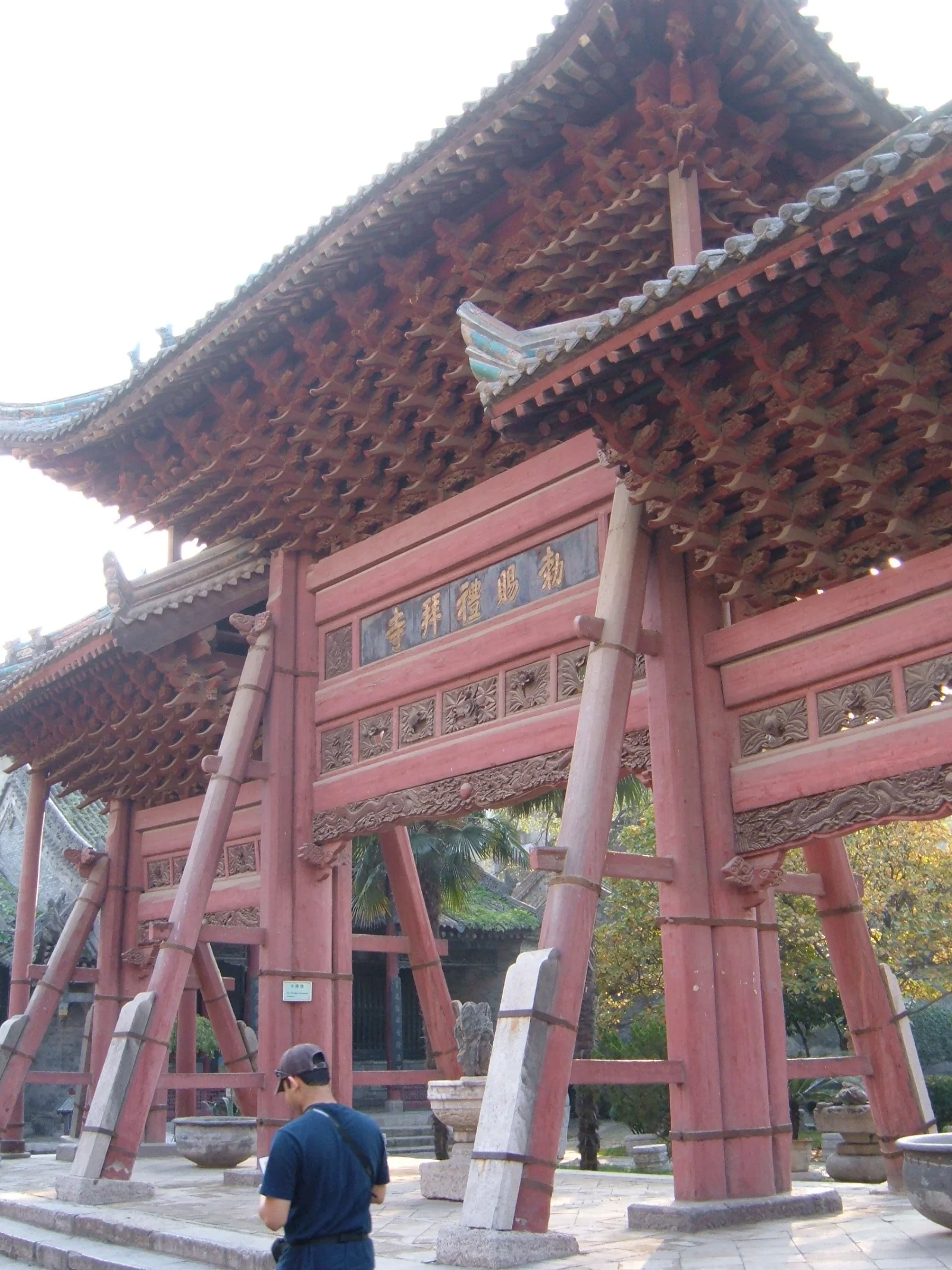 Grande Mosquée de Xi'an — détail des consoles de bois sculptées sous la toiture retroussée de l'arche commémorative