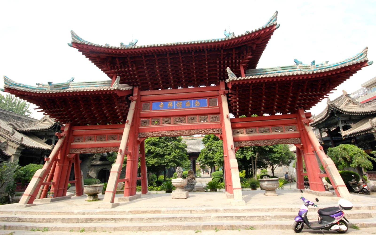 Grande Mosquée de Xi'an — arche commémorative en bois rouge de style chinois, vue sur les jardins et cours successives