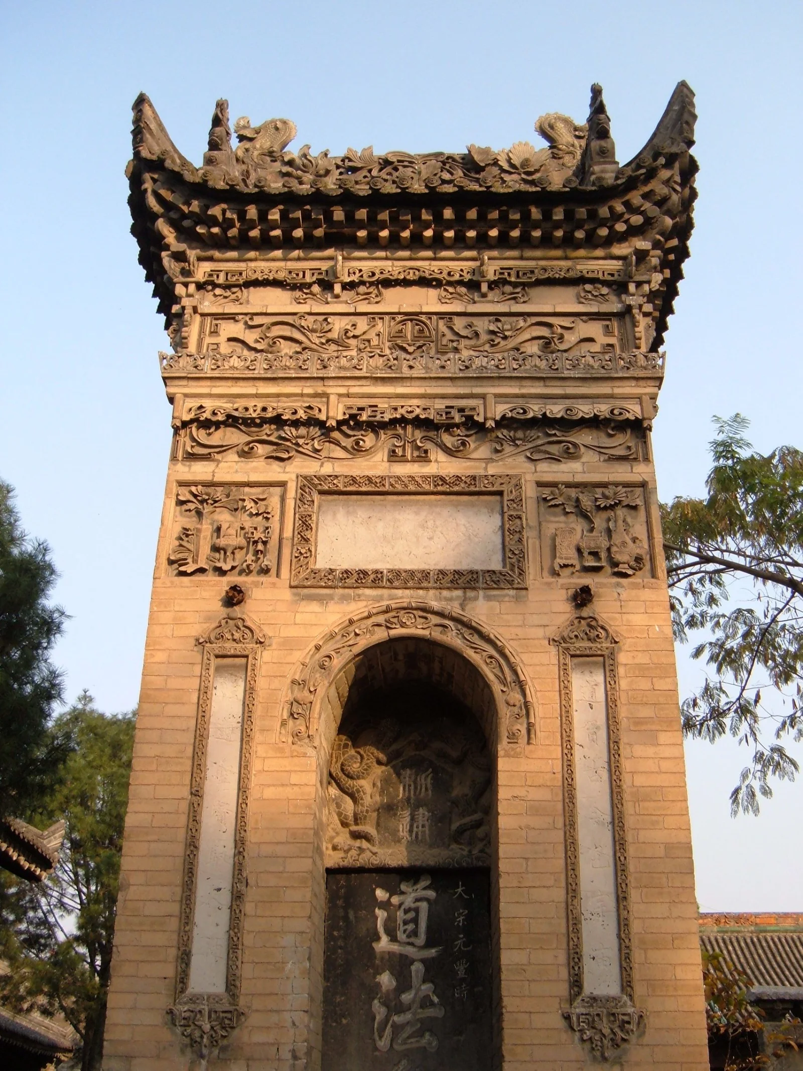 Grande Mosquée de Xi'an — stèle de pierre gravée dans une des cours-jardins de la mosquée