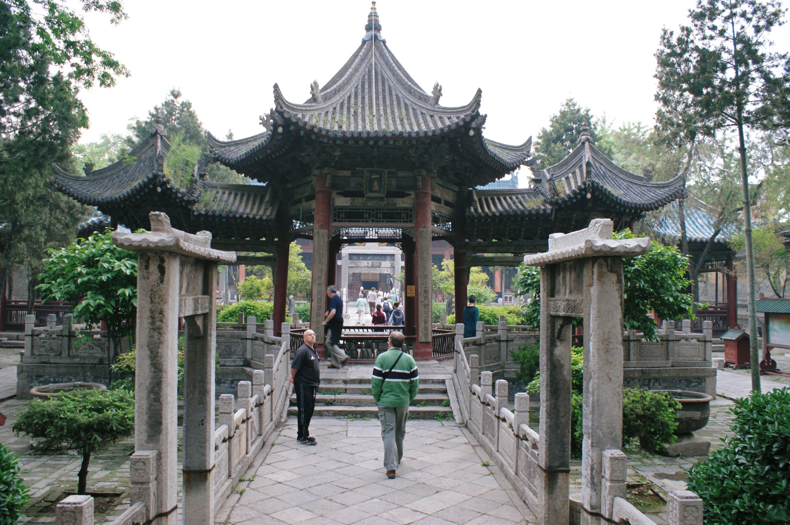Grande Mosquée de Xi'an — le pavillon du Phénix et son pont de pierre, au cœur des jardins de la mosquée